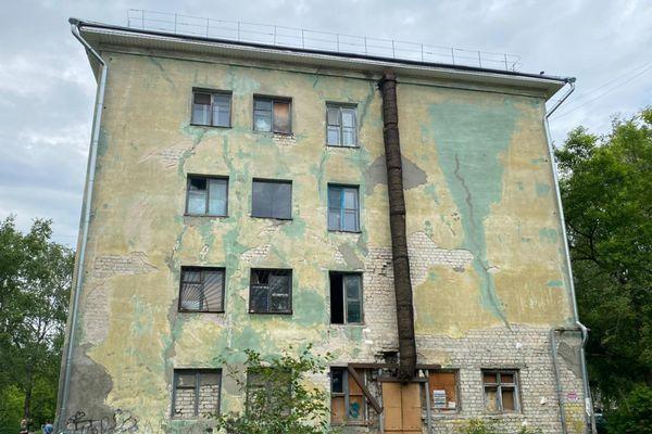 Жильцам аварийного общежития в Дзержинске предложили переехать