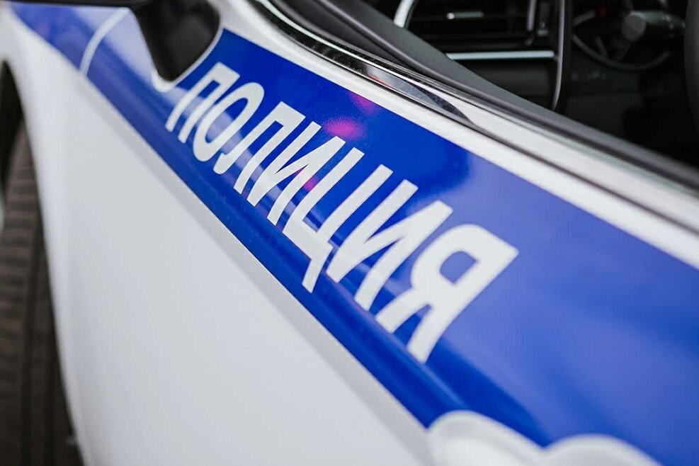 Полиция Дзержинска задержала разрисовавшего городскую доску почета мужчину