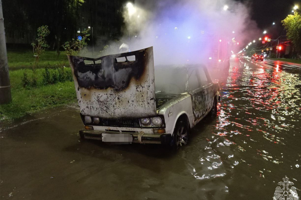 Легковушка сгорела на затопленной улице в Автозаводском районе в ночь на 10 августа