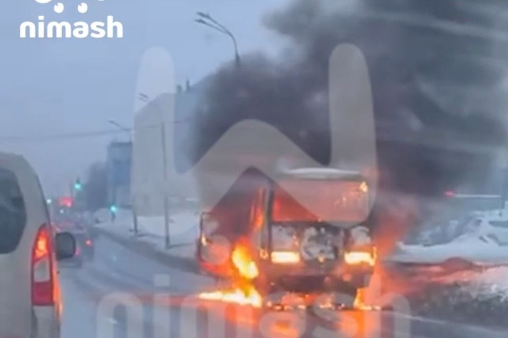 Автобус горит у ТЦ «Открытый материк» в Нижнем Новгороде