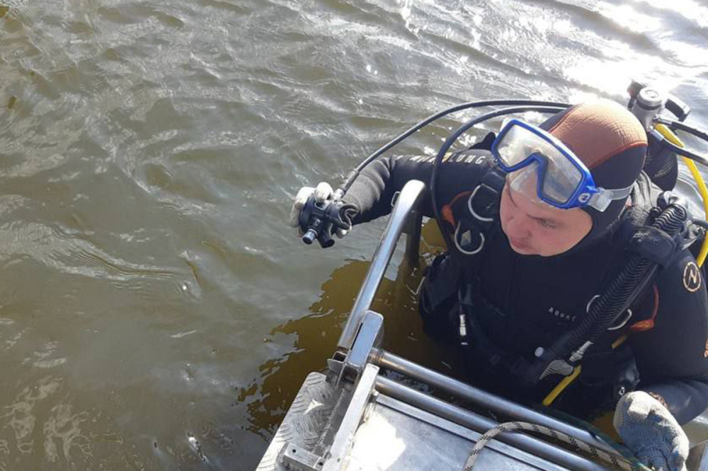 Водолазы извлекли тело погибшего водителя из фуры на дне Оки