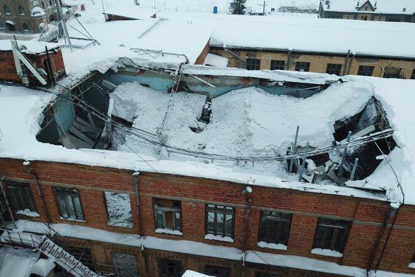 Опубликовано видео обрушившейся крыши здания на Нижневолжской набережной в Нижнем Новгороде