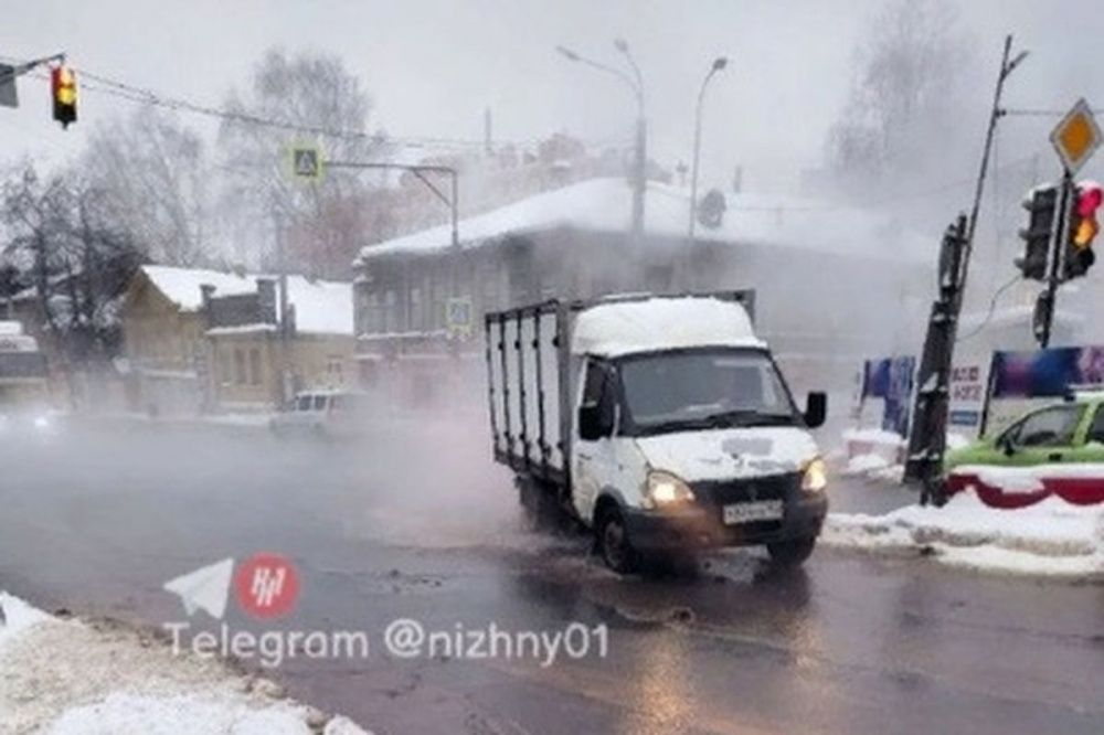 Повреждение теплосети устраняют на перекрестке улиц Славянской и Студеной