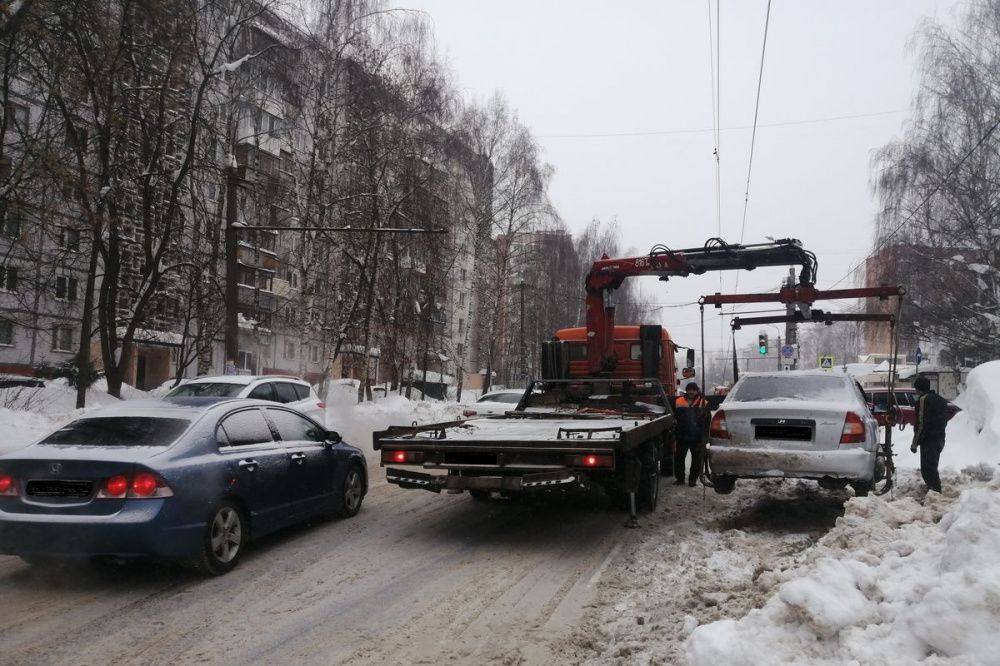 Фото Дорожники привлекают эвакуаторы во время уборки снега в Нижнем Новгороде - Новости Живем в Нижнем