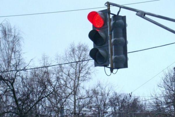 На перекрестке улиц Белинского и Ошарской изменили режим работы светофора 
