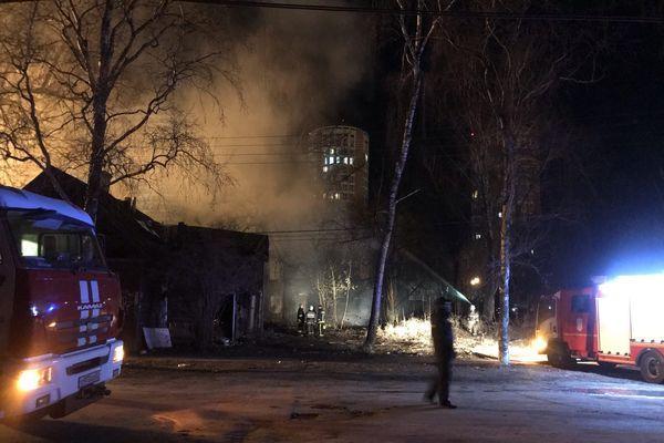 Деревянный двухэтажный дом загорелся в центре Нижнего Новгорода