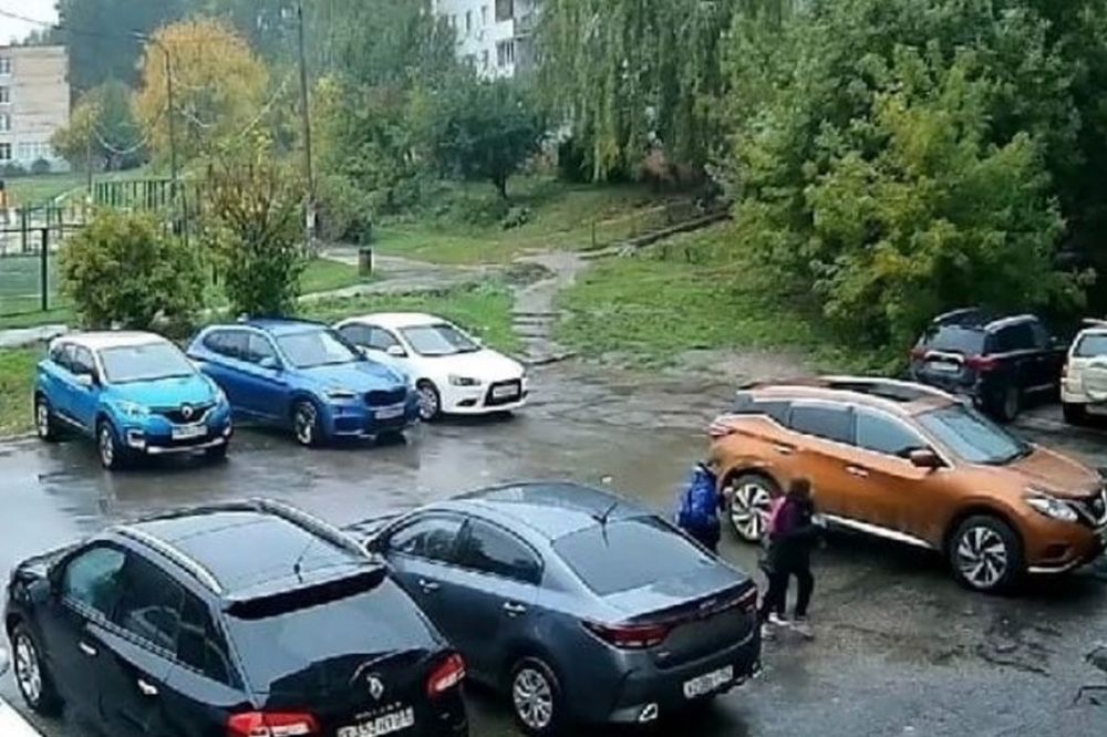 Дети забросали батарейками машины возле дома в Нижнем Новгороде