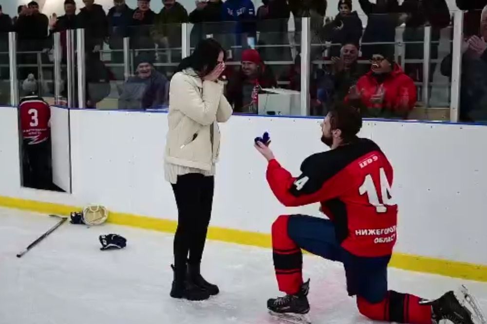  Хоккеист ХК «Сеченово» сделал любимой предложение на льду после матча с «Торпедо»