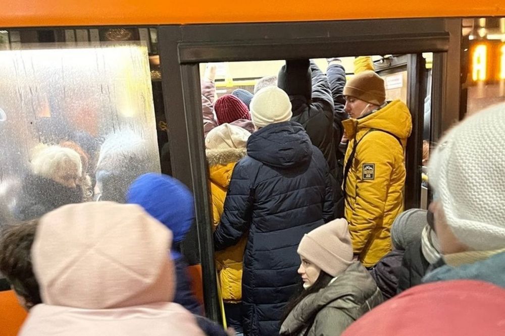 Фото Кондуктор не смогла сесть в автобус из-за давки в Нижнем Новгороде - Новости Живем в Нижнем