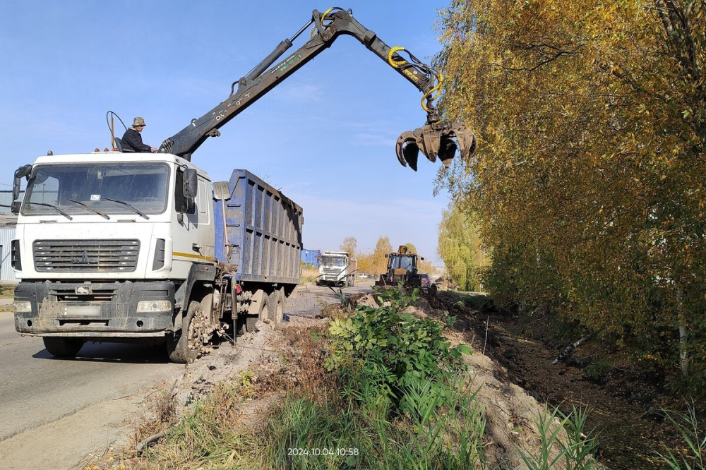 В Автозаводском районе чистят дренажный канал по просьбе местных жителей