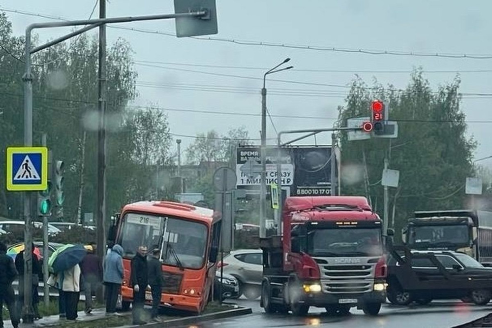 Большая пробка образовалась на Ларина в Нижнем Новгороде из-за аварии с автобусом