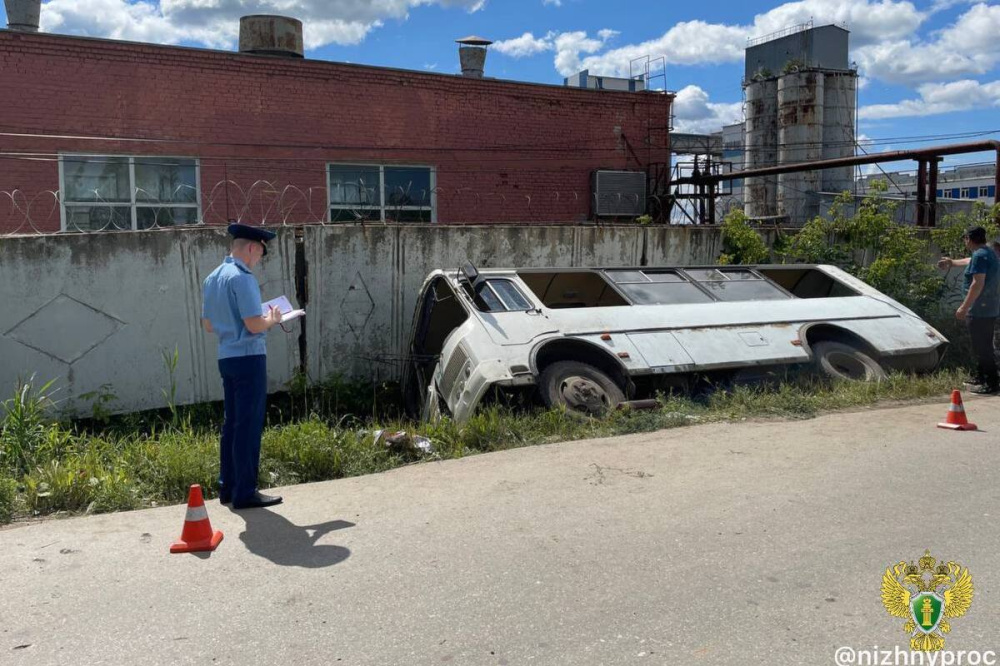 Нижегородская прокуратура организовала проверку из-за съехавшего в кювет автобуса