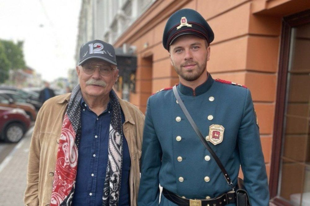 Фото Режиссер Никита Михалков сфотографировался с городовым в Нижнем Новгороде - Новости Живем в Нижнем