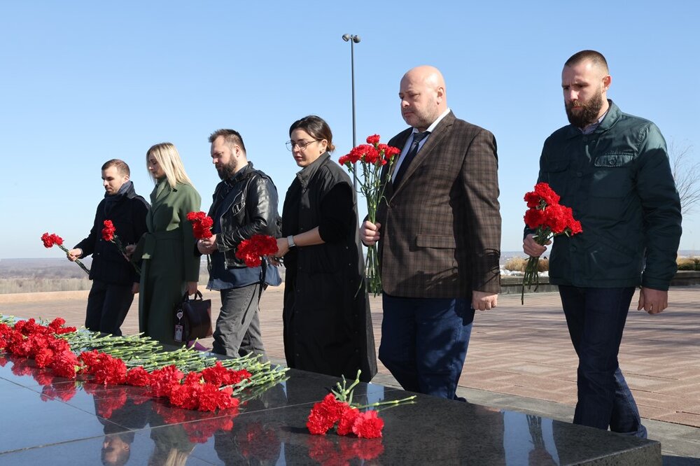 Гости премии «СВОИМ» возложили цветы к Вечному огню в Нижнем Новгороде