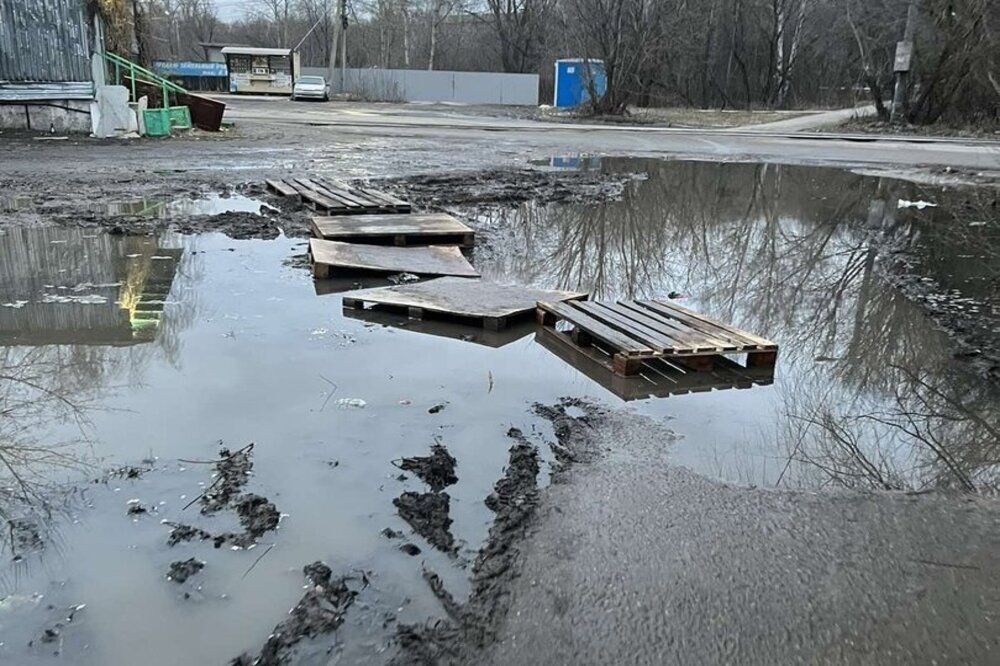 Нижегородцы жалуются на «мост» из поддонов в Московском районе