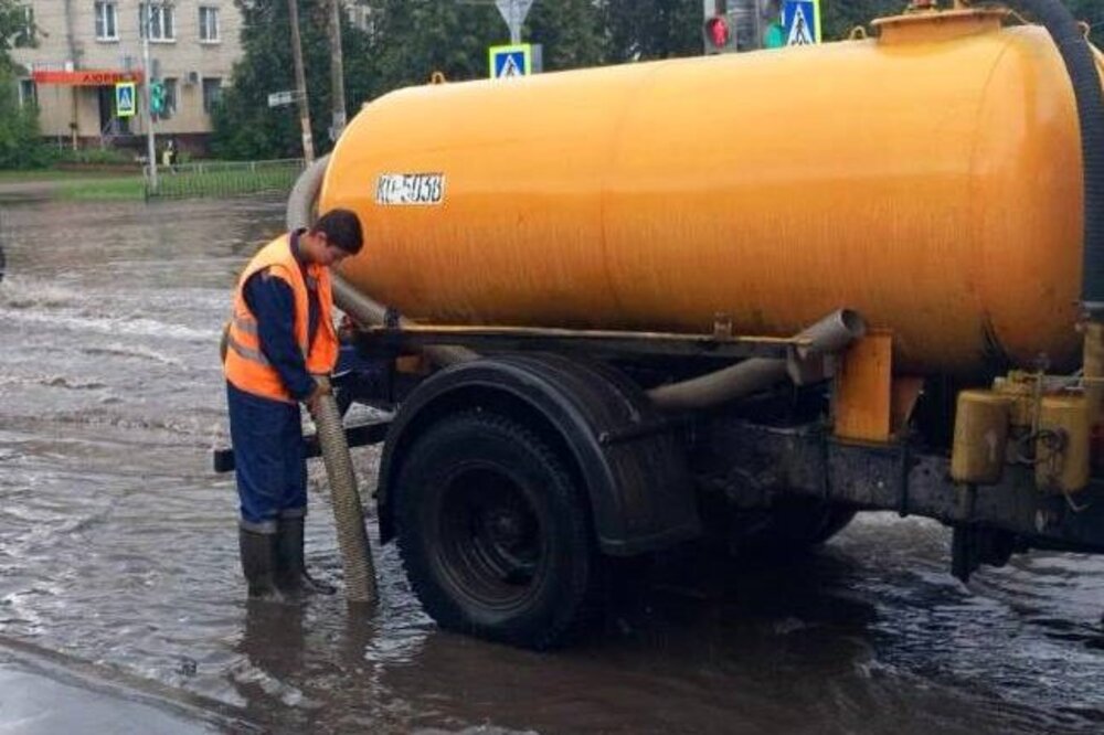 Водооткачивающая техника работает в Нижнем Новгороде из-за ливней