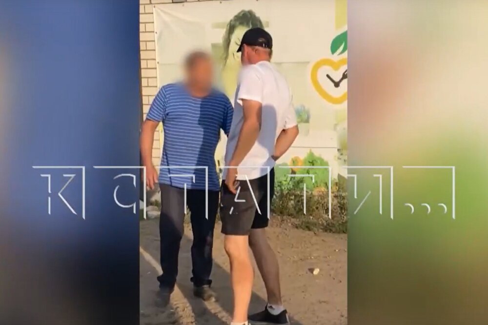 «Рвались избить»: родители поймали педофила на детской площадке в Нижегородской области 