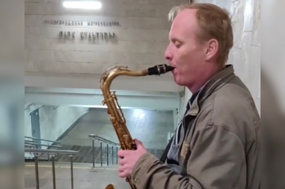 Фото Музыкант сыграл на саксофоне на станции нижегородского метро «Парк культуры» - Новости Живем в Нижнем
