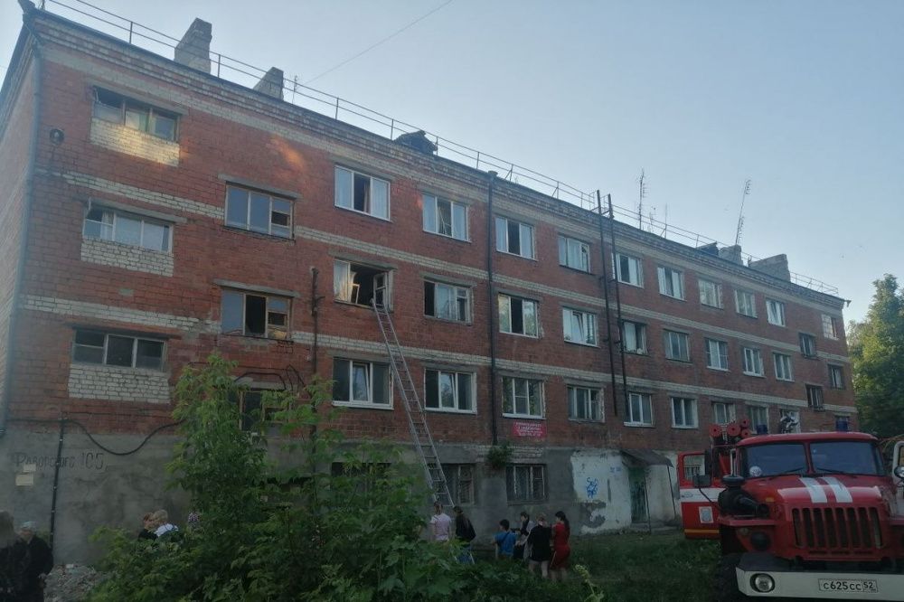 Пожарные вывели 37 человек из горящего дома в Павлове 29 июня