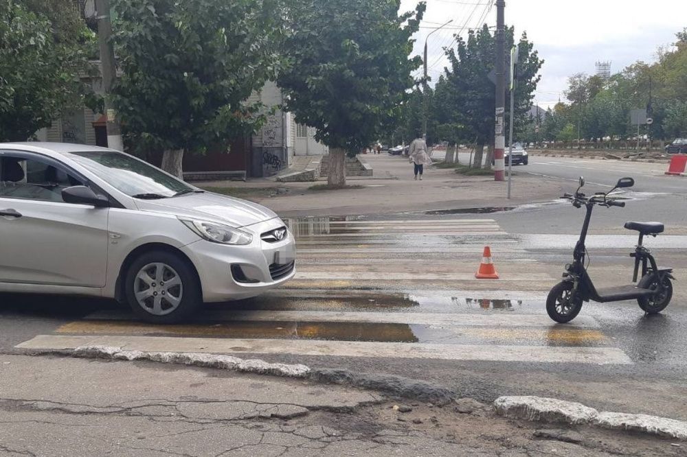 Автомобиль столкнулся с самокатом на пешеходном переходе в Дзержинске