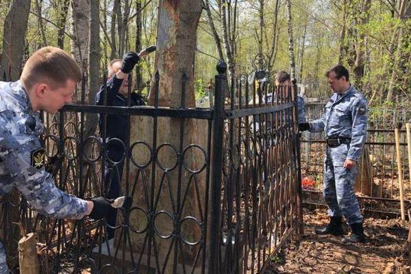 Судебные приставы привели в порядок могилу участника Великой Отечественной войны в Нижнем Новгороде