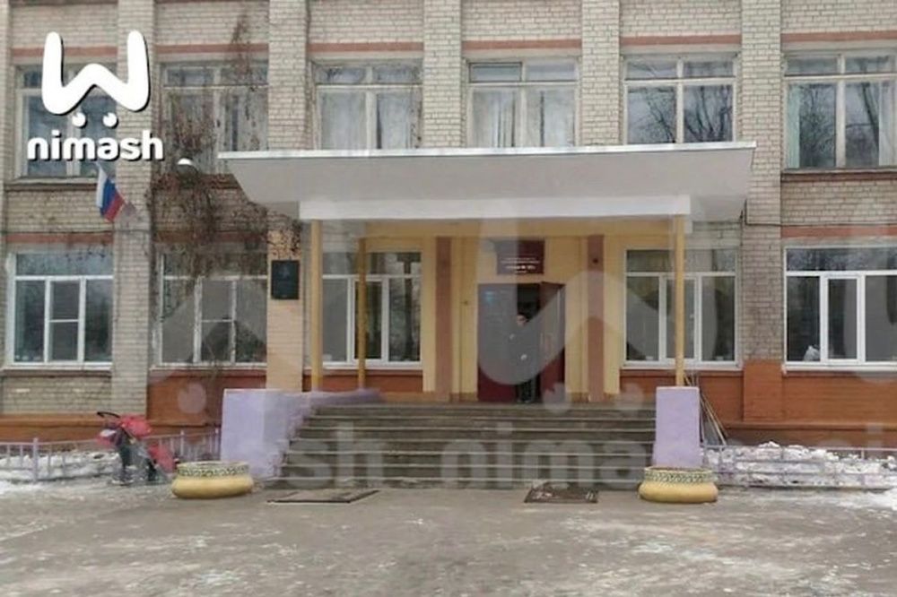 Трое учеников потеряли сознание на школьной линейке в Нижнем Новгороде