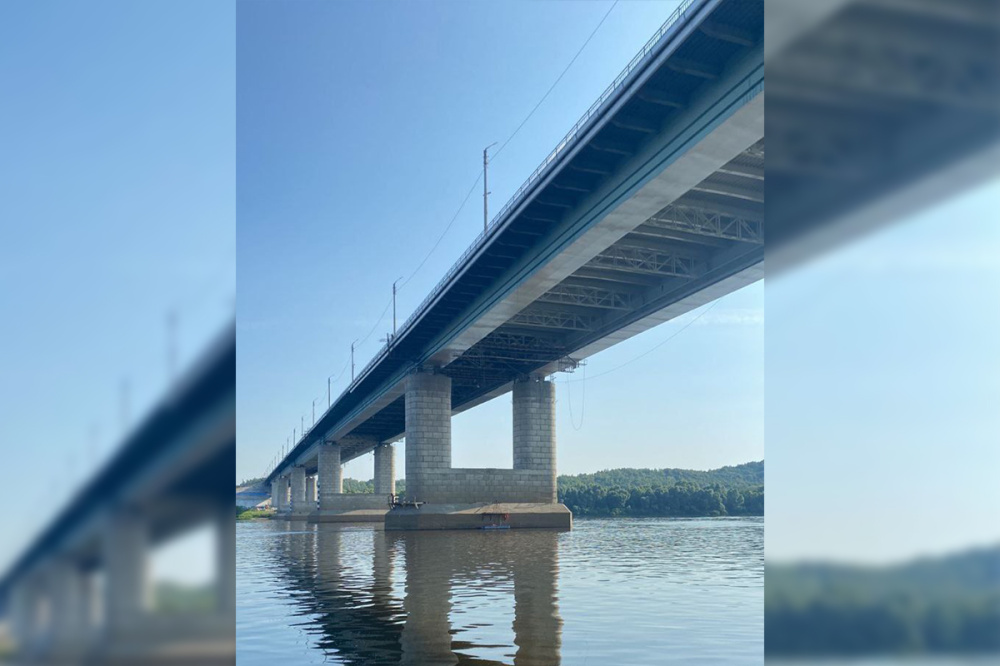 Люлька с рабочими упала в воду на Стригинском мосту в Нижнем Новгороде