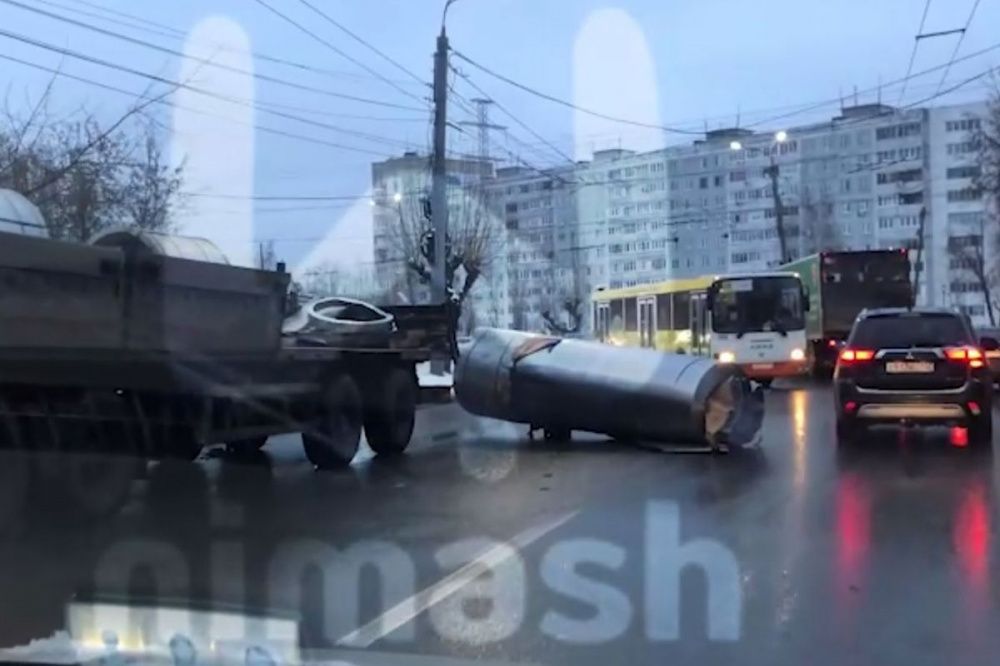 Сегмент трубы перекрыл проезжую часть на улице Красных Зорь в Нижнем Новгороде