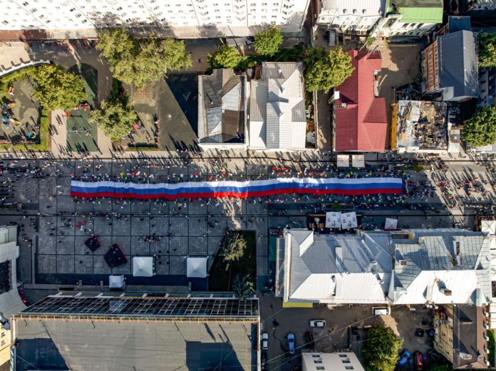 Фото Нижегородцы пронесли 100-метровый флаг России по улицам города 12 июня - Новости Живем в Нижнем