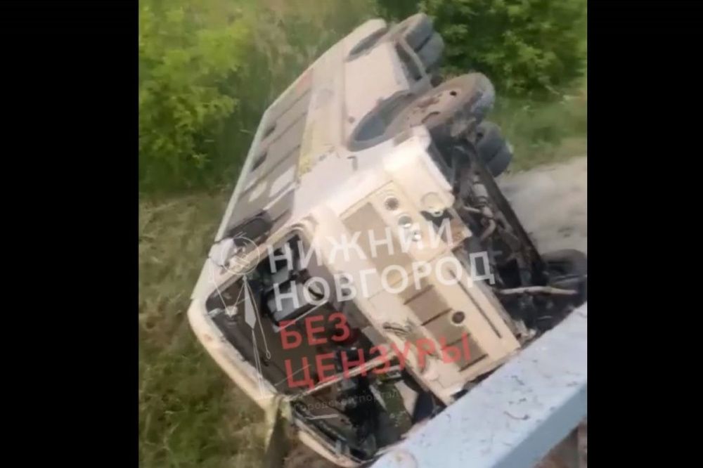 Рейсовый автобус рухнул с моста в Краснобаковском районе