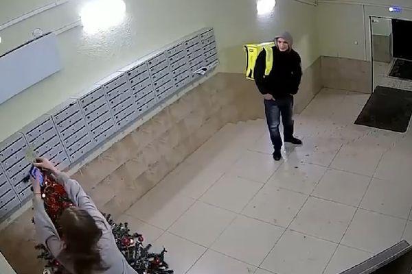 Девушка украла новогодние украшения с елки в подъезде дома ЖК «Высоково» в Нижнем Новгороде