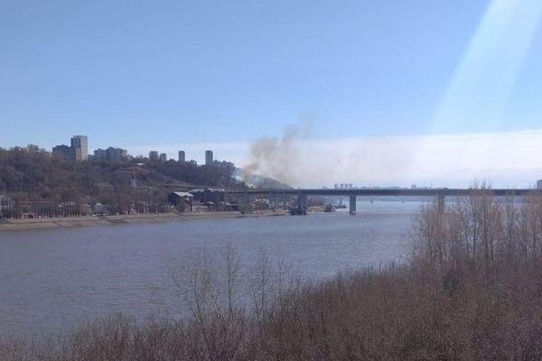 Пожар произошел у метромоста в Нижнем Новгороде