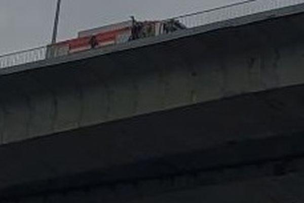 Мужчина пытался спрыгнуть с Мызинского моста