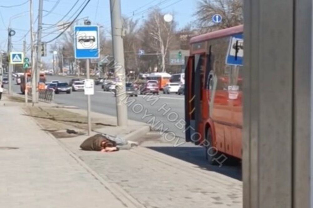 Водитель нижегородского автобуса вынес на улицу пассажира без сознания и уехал