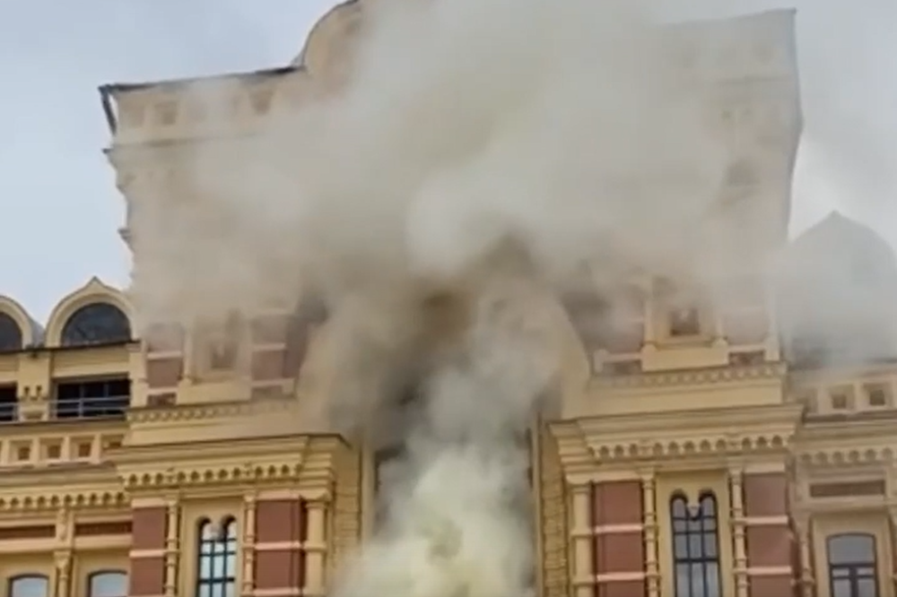 Густой дым из окон главного здания Нижегородской ярмарки напугал горожан 27 апреля 