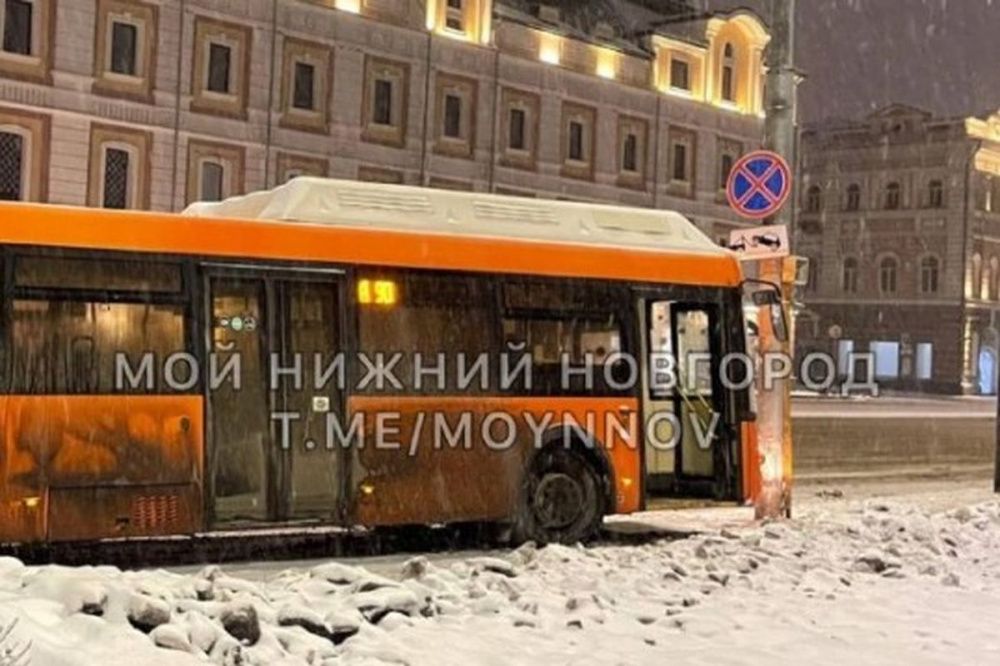Автобус врезался в столб на Нижневолжской набережной вечером 9 декабря