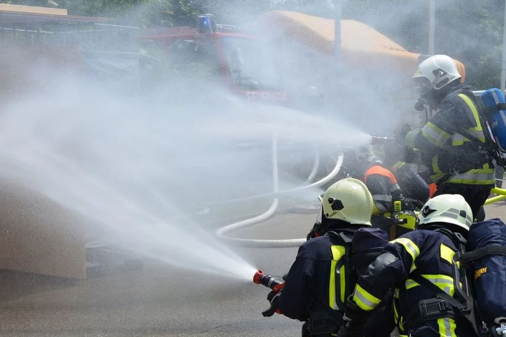 Пожарные тушили огонь в бывшем здании автовокзала в Канавине 31 мая