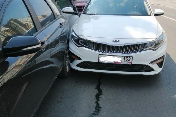 Иномарка протаранила два автомобиля на ул. Белинского в Нижнем Новгороде