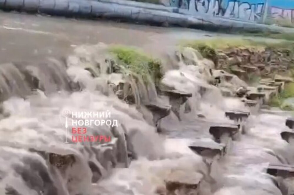 Нижегородцы засняли водопад на трибунах стадиона «Водник»