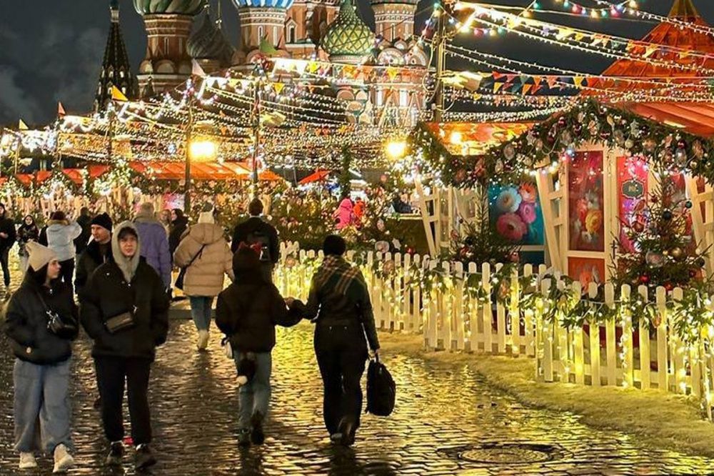 Фото Председатель нижегородского Заксобрания Люлин прокатился на коньках на ГУМ-катке - Новости Живем в Нижнем