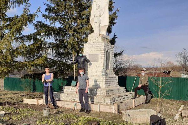 Активисты ОНФ и волонтеры благоустроили памятники воинам ВОВ в Нижегородской области