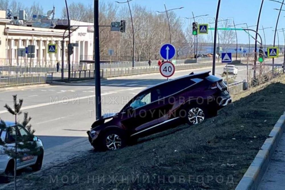 Машина съехала с парковки нижегородского ЖК «Седьмое небо» и врезалась в столб