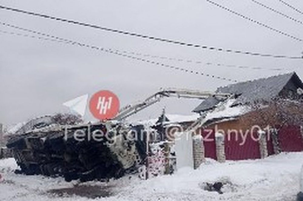 Бетононасос рухнул на частный жилой дом в Дубенках