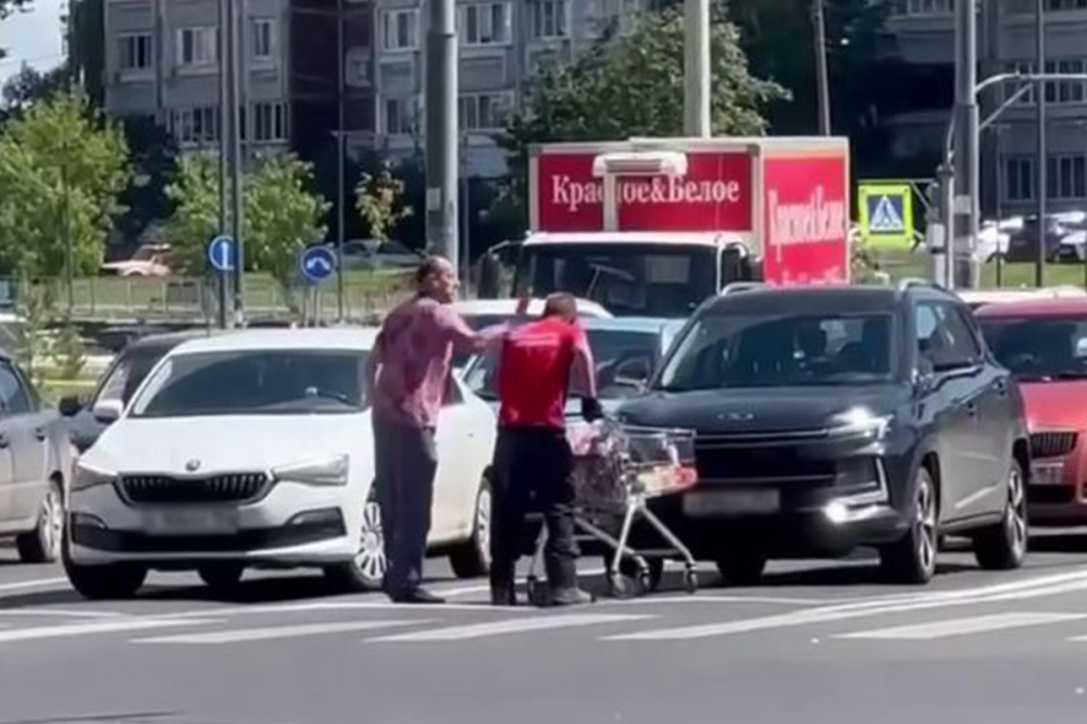 Нижегородец запускал продуктовую тележку в машины на улице Карла Маркса