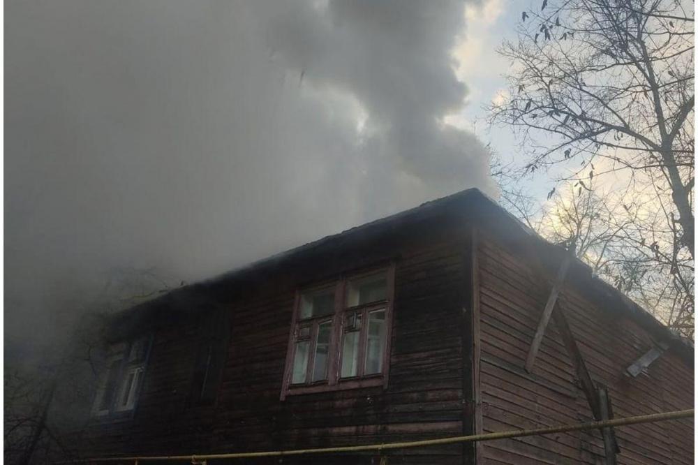 Двухэтажный дом горит в Ленинском районе Нижнего Новгорода