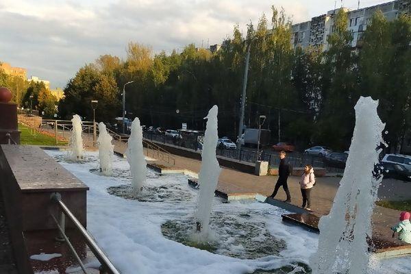 Вандалы вылили в фонтан на улице Рокоссовского пенящуюся жидкость