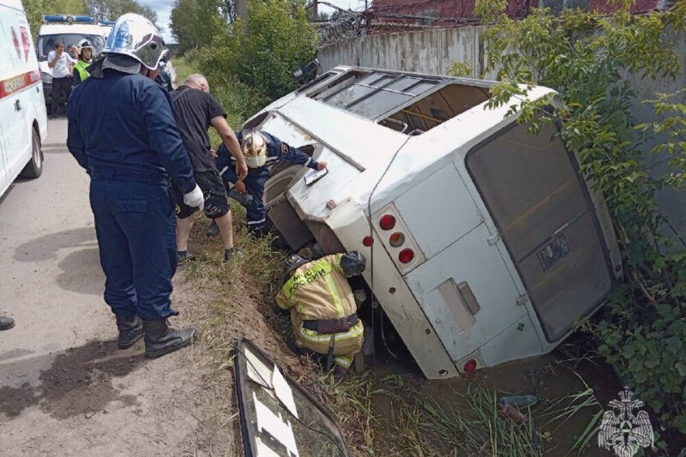 Восемь пассажиров опрокинувшегося автобуса в Нижегородской области госпитализированы