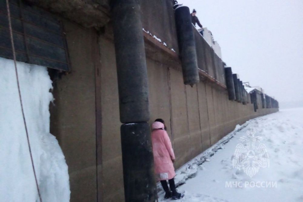 Девушка упала с 10-метровой высоты на набережной в Нижнем Новгороде