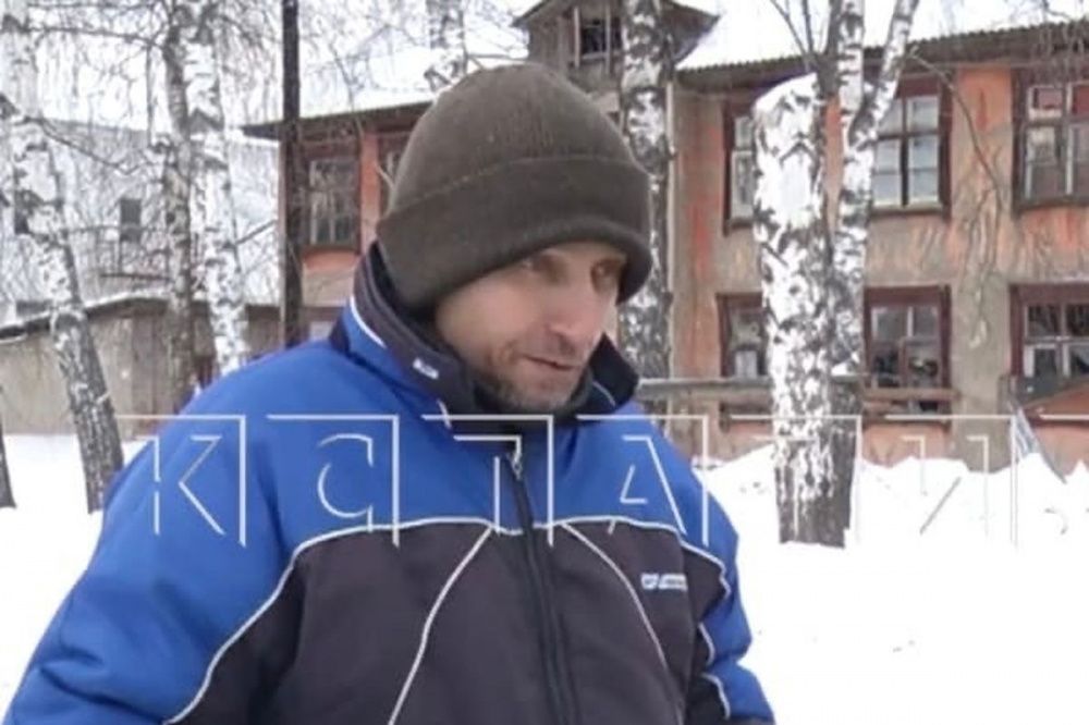 Дом с отказавшимся переезжать жителем начали сносить в Чкаловске