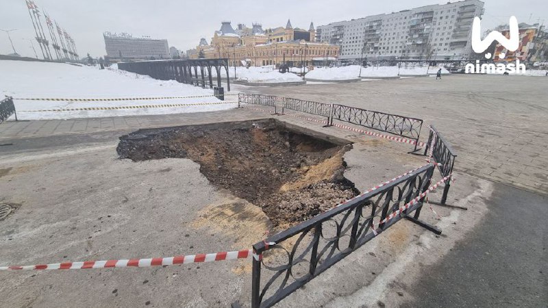 Яма появилась на тротуаре рядом с Нижегородской ярмаркой